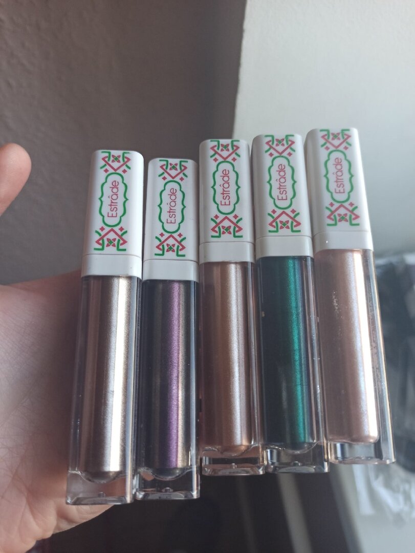 Оттенки слева направо: "Рианна", "Ой, фсё!", "Бейонсе", "Малефисента", "Шанэль"