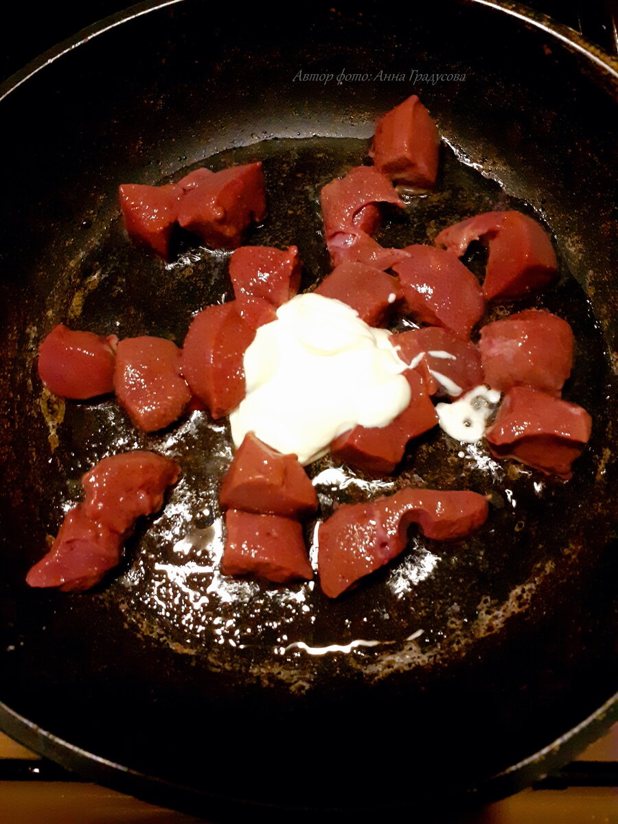 Слегка обжариваем печёнку со сметаной или майонезом
