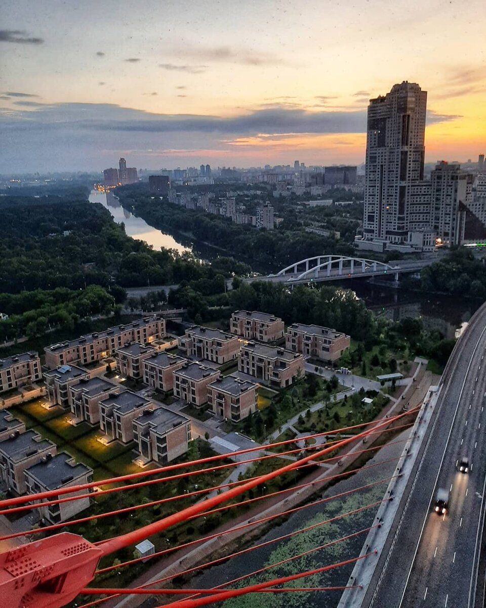 На этом фото открывается вид на ЖК "Берег столицы", который по документам построен, как домики для гребцов базы водных видов спорта Динамо.  