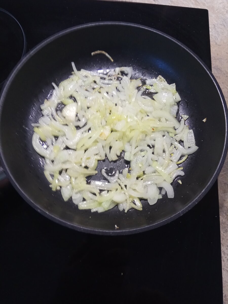 Обжариваем лук