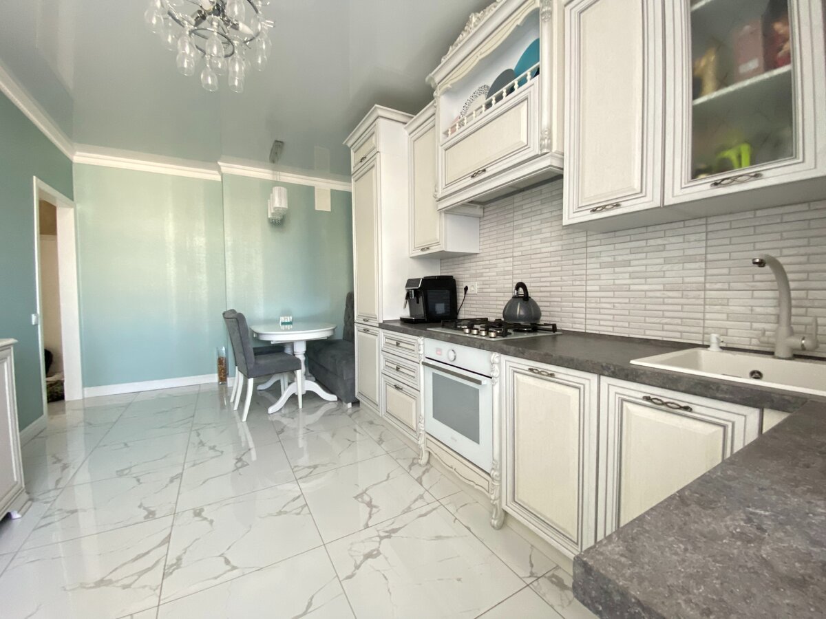 Квартира расположена в развитом районе Ростова-на-Дону, Красный Аксай.