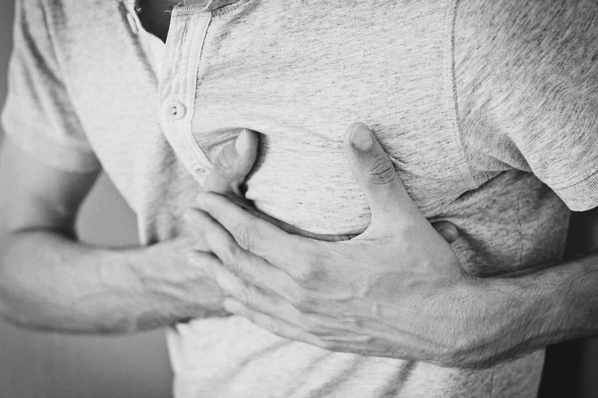 https://pixabay.com/photos/heartache-chest-pain-hurt-pain-1846050/