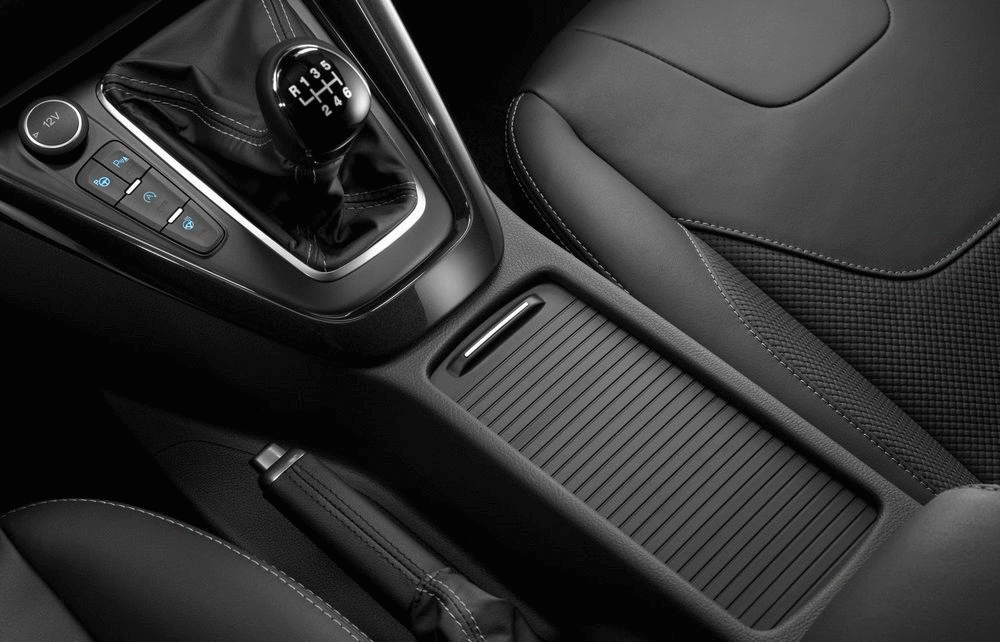 Одно из фэйслифтинговых нововведений - центральная панель с «хитрой» системой трансформации. Удобная штука. С помощью сдвижных планок можно зафиксировать бутылку (банку) любого калибра. Да и двойное дно имеется