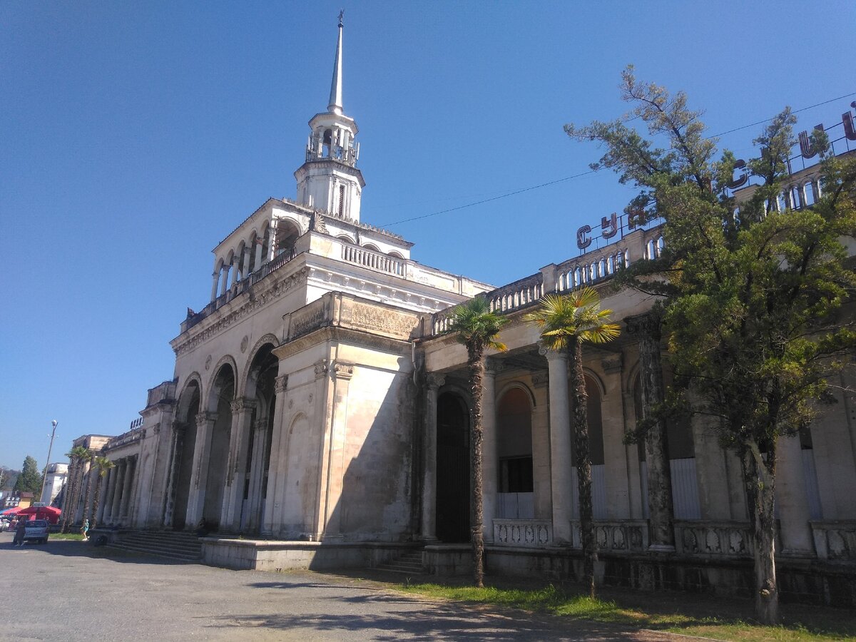 Вид на центральную башню со стороны привокзальной площади.