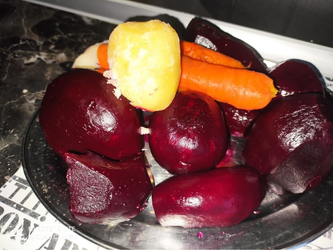 Отвариваем все ингредиенты, очищаем от кожуры. Я предпочитаю все натереть на тёрке, но можно и нарезать кубиками.                                                                                                             Boil all the ingredients, peel them. I prefer to grate everything, but you can also cut into cubes.