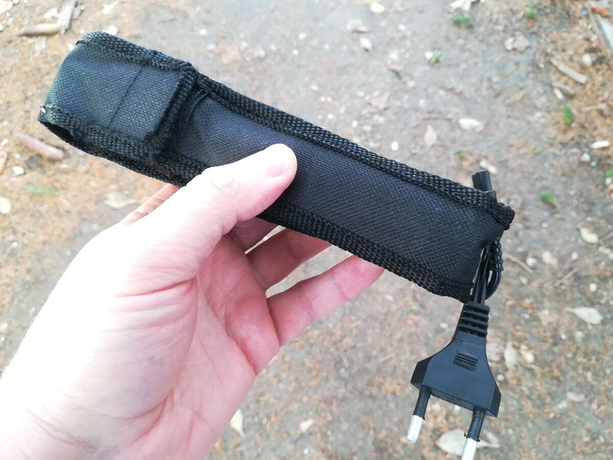 Покупал я его в чехле за 650 рублей. И там же провод зарядки.