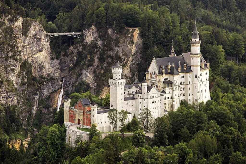 Ну вот такой, например. Знаменитый замок Нойшванштайн, Бавария.
