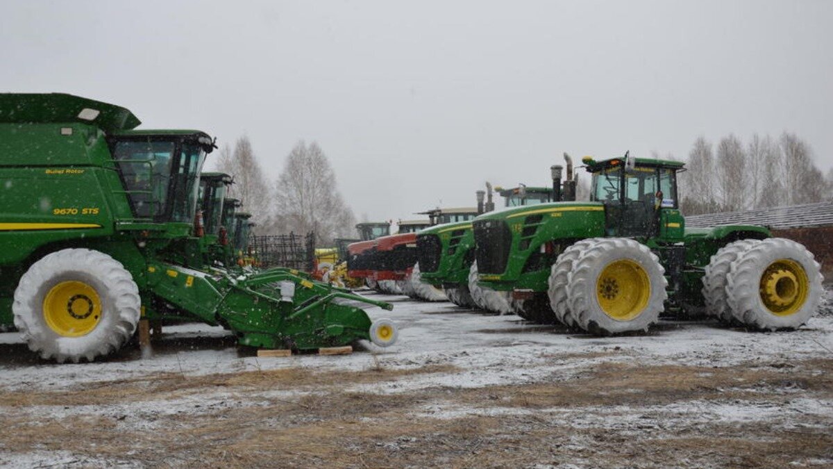 Хранение сх. Сельхозтехника зимой. Хранение СХ техники. Сельхозтехника на зимнем хранении. Хранение тракторов и сельскохозяйственных машин.