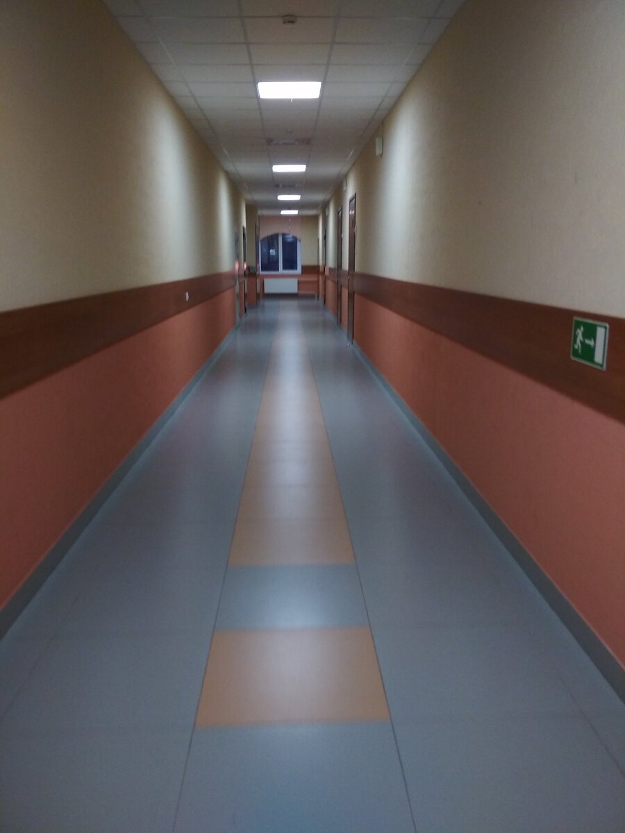 Светильники ЛВО 4х14 в потолке Армстронг в одном из общих коридоров 