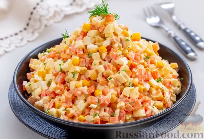 морковь, яблоко, кукуруза консервированная, лук репчатый, яйца, майонез, соль, зелень укропа