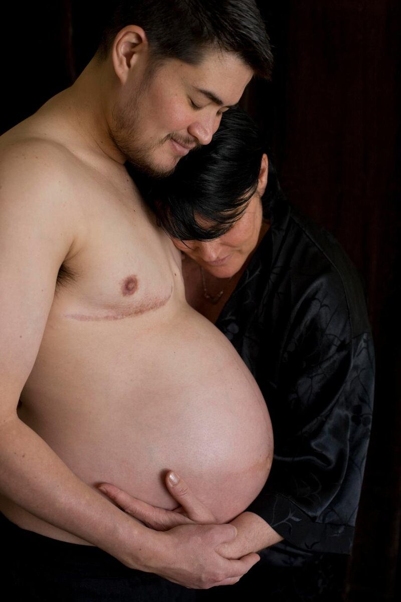 Беременность мужчины. Томас бити Thomas Beatie. Томас Битти мужчина родивший. Томас бити беременный мужчина