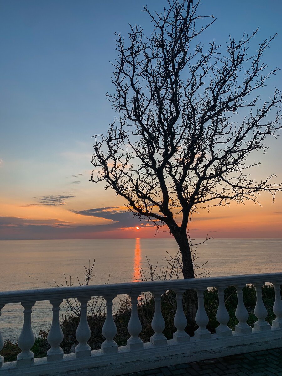 Наблюдая закат с обрывистого берега, можно в полной мере насладиться всеми стадиями этого  представления. Фото автора