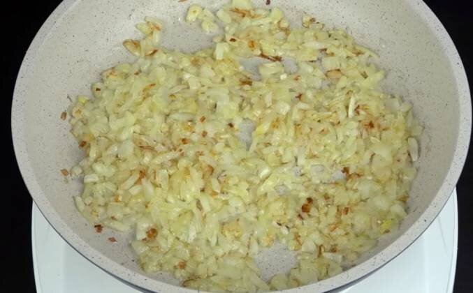 1. Нарезаем луковицу кубиками, обжариваем на разогретой сковороде на растительном масле до золотистости. Отвариваем очищенный картофель в кастрюле до готовности. Отвар картофельный оставляем остывать, он пойдет в тесто. Затем смешиваем картошку с жареным луком и пюрируем толкушкой.