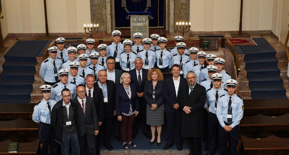 Полицейские с руководством еврейской общины в синагоге Штутгарта, Foto: Schmid