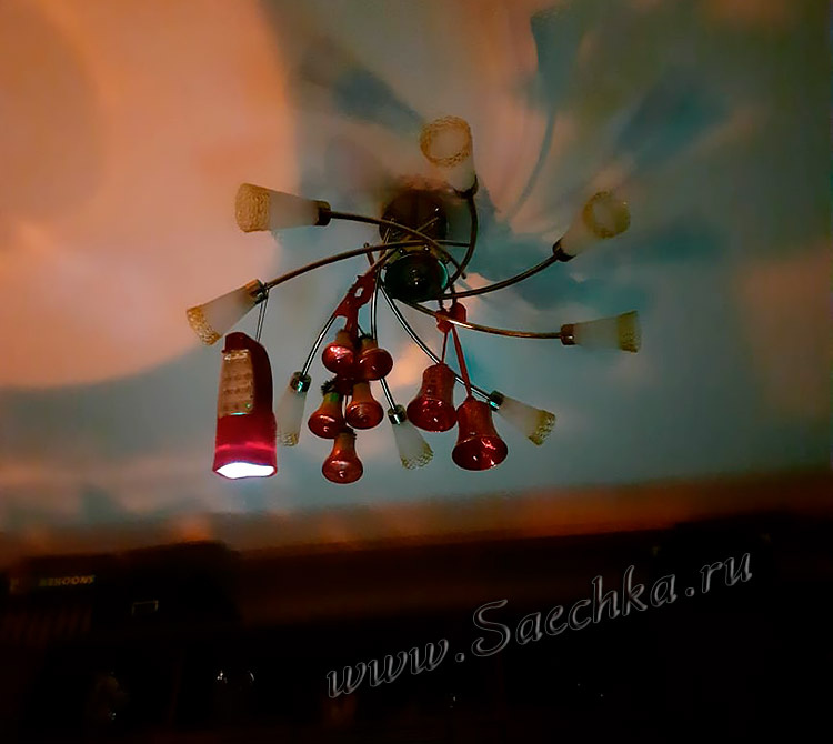 Фонарик под потолком