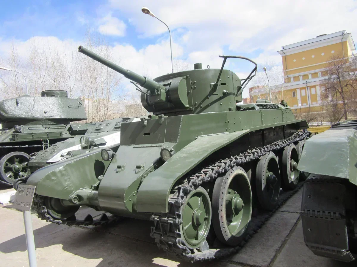 Фотография  Евгения Читинского. Танк БТ-7.  Город Чита.