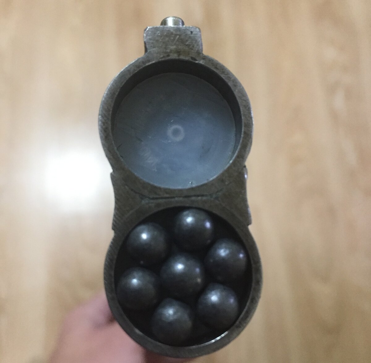 Картечь 5,9 мм в нижнем стволе. Дульный срез ружья ТОЗ-91-12, 12 калибра, с заявленными сужениями 1,0 и 0,75 мм. Фактически же на дульном срезе имеем 17,2 мм и 17,5 мм что соответствует сужениям 1,2 мм и 0,9 мм - беда ТОЗа искусственно устроженные чоки.