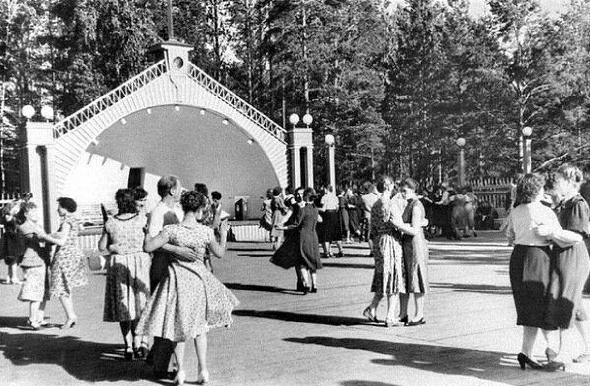 Танцплощадка в парке, Железногорск, Красноярский край, 1955 год. Фото: pastvu.com