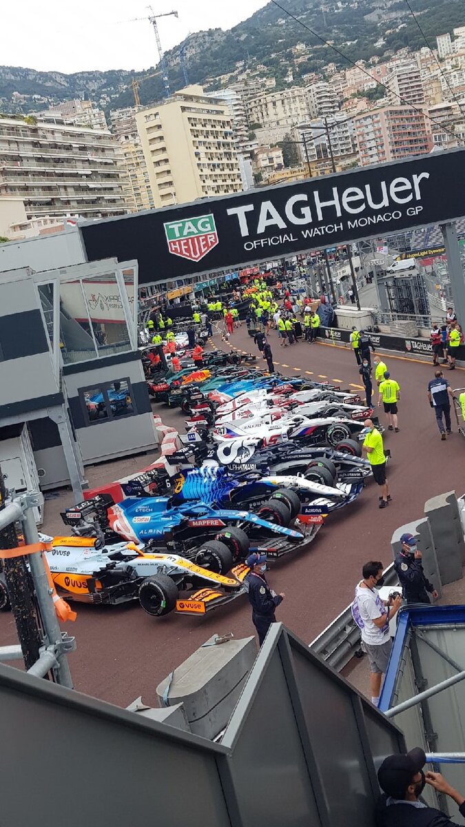 Сначала подумала, что первый болид- Рено образца 2008-2009 годов))