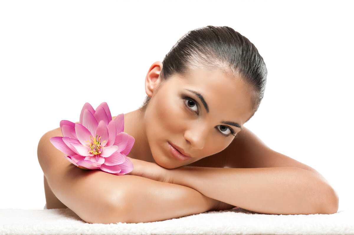 Beauty spa. Девушка косметология. Цветы для женщины. Девушка в спа. Массаж лица на белом фоне.