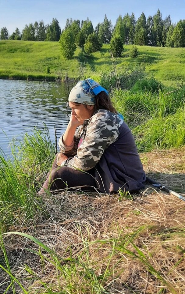 автор в невесёлых  раздумий у лесного пруда