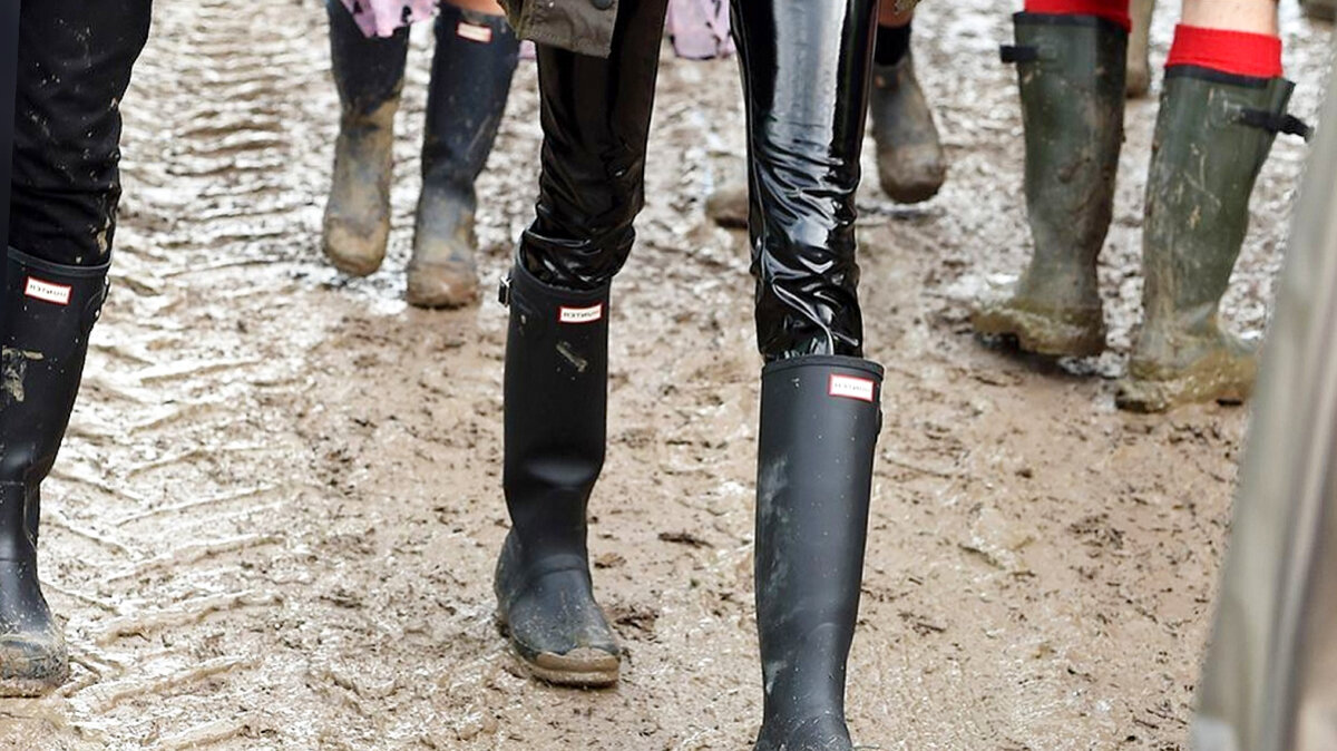 Обратите внимание, на окружающих, если вы гуляете после дождя. В одних и тех же условиях чистота обуви и одежды может быть координально разная. И дело далеко не в аккуратности.