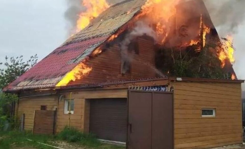 Моя мама , которая живет в селе , всегда говорила : вор если заберется в дом , то возьмет только ценные вещи , которые сможет унести , а пожар даже стены не оставит...Фото взяла из Яндекс Картинки. 