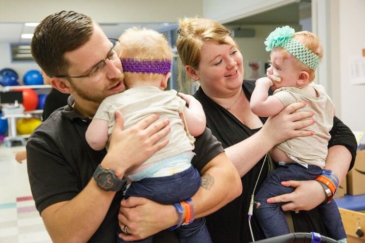 Эрин и Эбби с их родителями