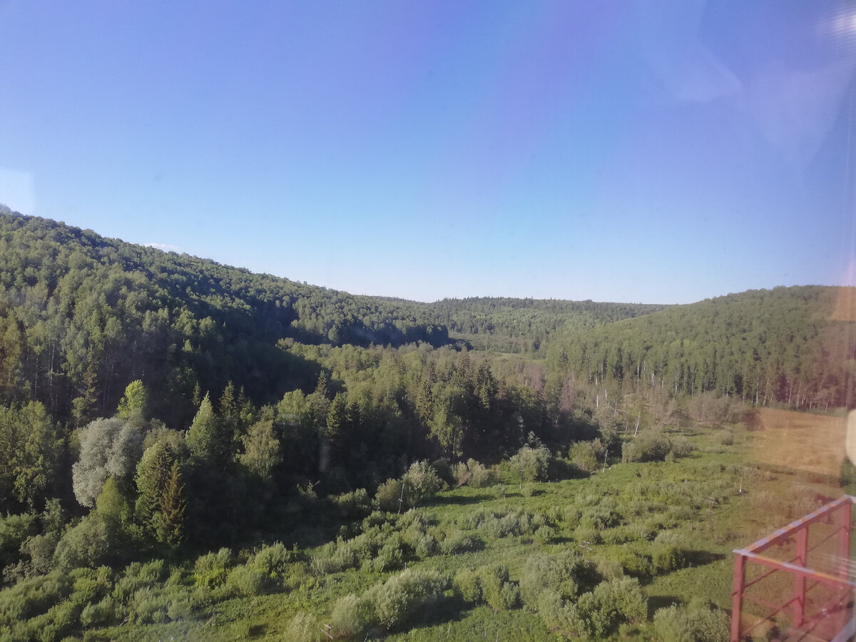 Хорошо, что вид из окна поезда прекрасен во все времена. 