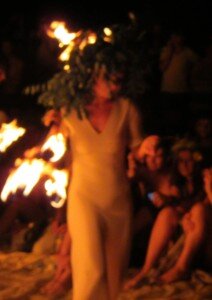 Зеленые святки считается девичьим праздником в России. Девушки в деревнях и селах вскладчину пекли лепешки, покупали сладости и устраивали игрища в рощах и на берегах рек. На березах завивали ветки, украшали дерево лентами, и плели венки.