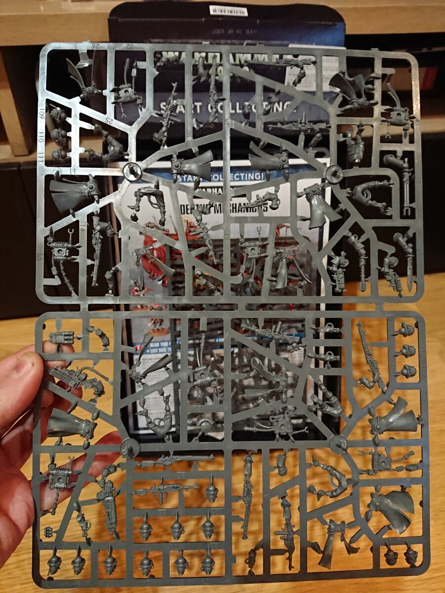 Литник пехоты. На самом деле он двойной - в коробке лежат три малых блока, которые и продаются в отдельном виде. Из них можно собрать как авангард, так и рейнджеров