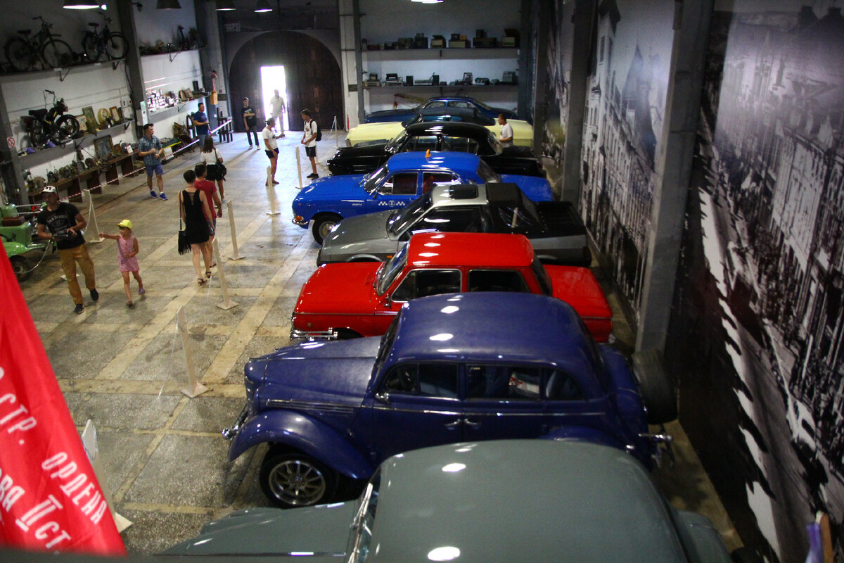 Вид части салона выставки сверху. 