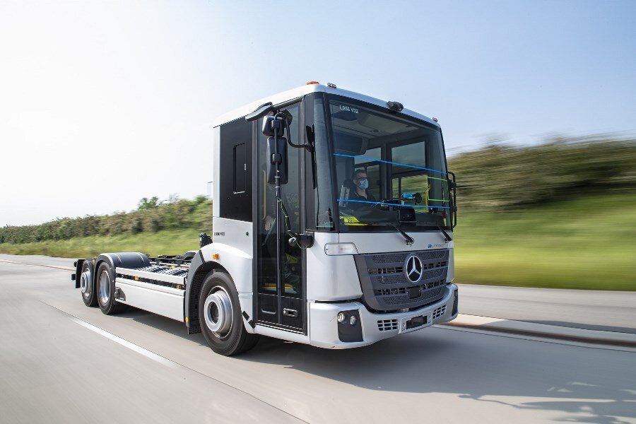 Низкопольный Mercedes-Benz eEconic на пути к полевым операциям у клиентов