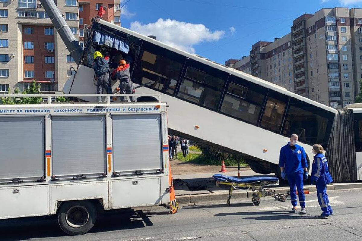 Автобус столб. Автобус ДТП СПБ Ленинский. Автобус заехал на столб в Санкт Петербурге.