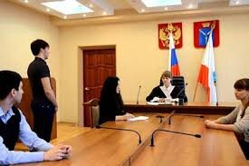В какой суд необходимо идти за разводом – в мировой или районный? Ответ на этот вопрос прост. Если у супругов не возникают споры о разделе имущества, о месте будущего проживания общих детей, о прочих вопросах, связанных с их воспитанием и содержанием, то оформить развод можно и нужно в мировом суде.