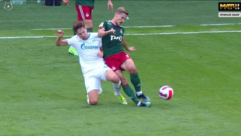 Кузяев лупил соперников так, что искры летели вместе с карточками всех цветов.