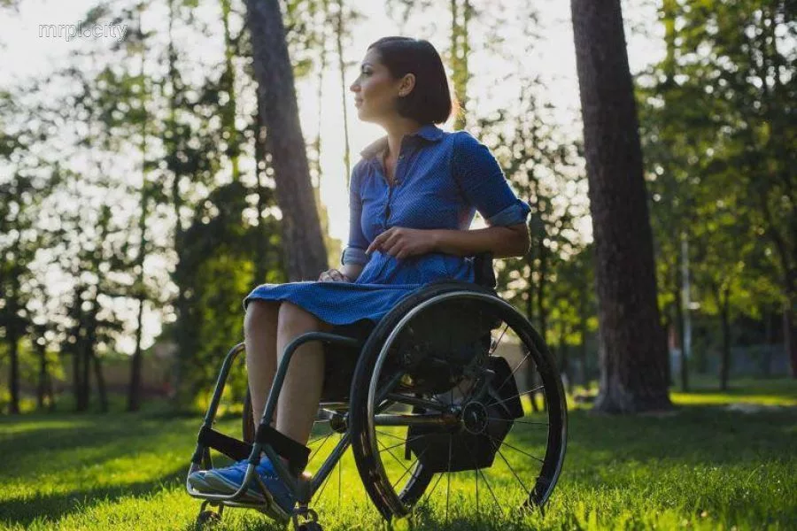 Жить с инвалидностью. Девушка в инвалидной коляске. Люди с ограниченными возможностями. Инвалидная коляска. Люди с инвалидностью.