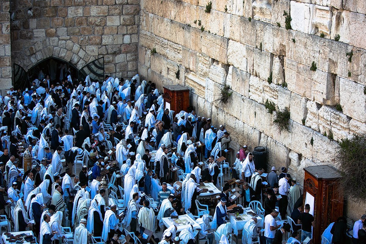 Время в иерусалиме сейчас разница. Стена плача Храмовая гора. Второй храм в Иерусалиме стена плача. Стена плача Иерусалим иудаизм.