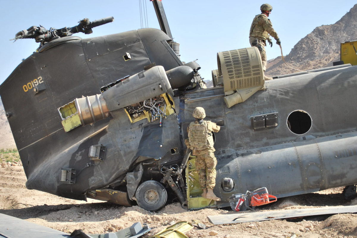 6 августа 2010. Ми 26 Ch-47 Chinook. Вертолет Ch-47 Chinook. Вертолет Чинук в Афганистане. Boeing Ch-47 Chinook внутри