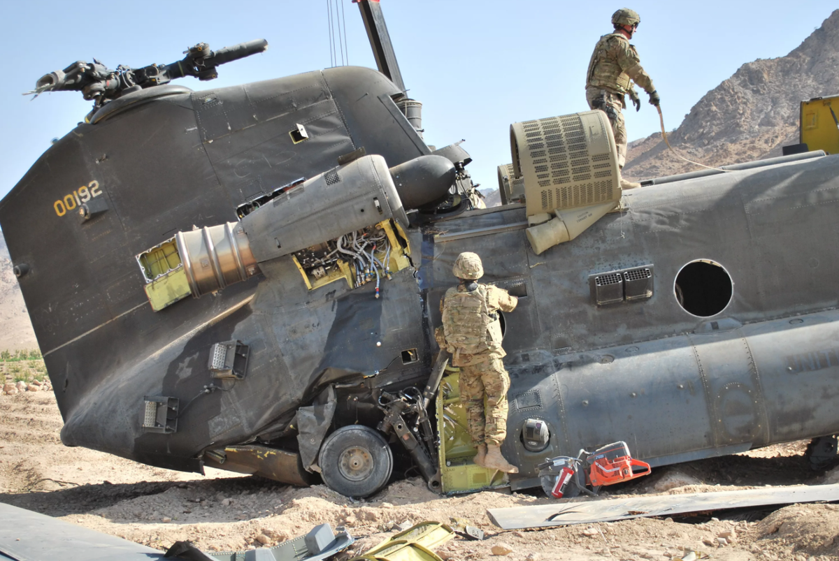 Сбитые в сша. Ми 26 Ch-47 Chinook. Вертолет Ch-47 Chinook. Вертолет Чинук в Афганистане. Boeing Ch-47 Chinook внутри.