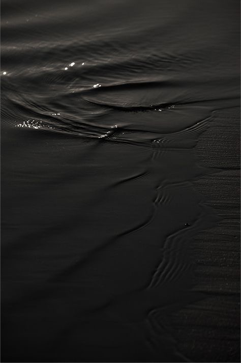 Похоже на черное молоко 