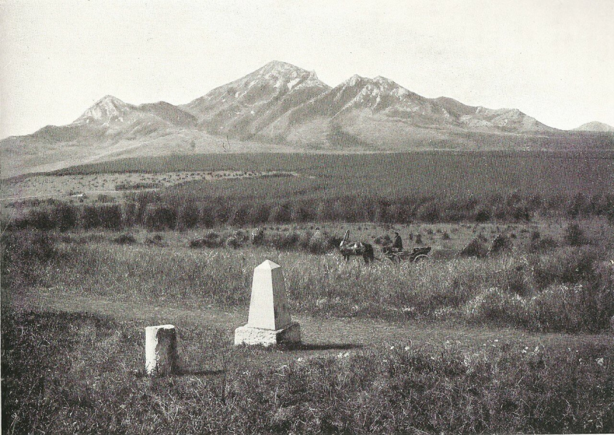 Первый памятник на месте дуэли Лермонтова. Установлен в 1881 году.