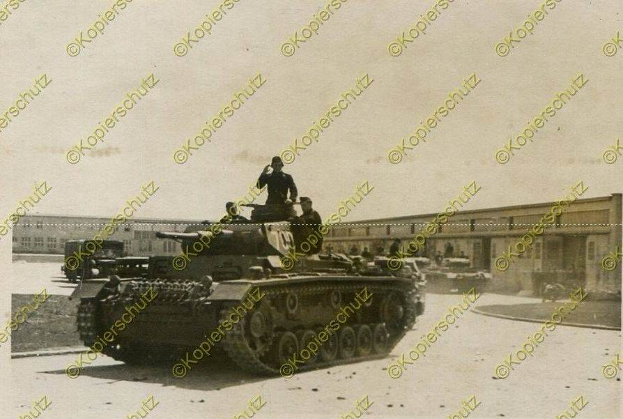 Танк Т-III 7-ой роты I.PD с номером "700" командира роты гауптмана фон Фалькенберга (на башне) где-то в парке