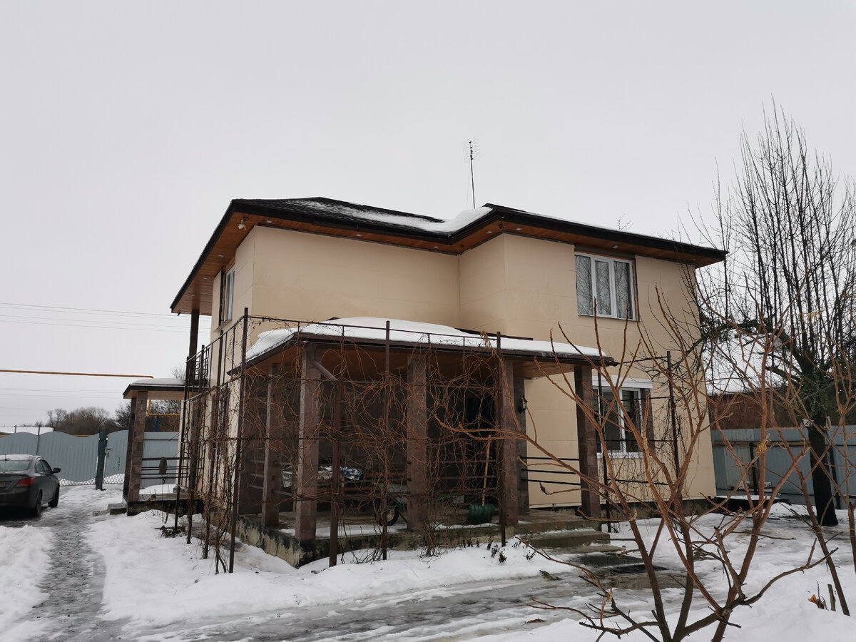 Это мой домик, который я отапливаю дровяным котлом с тёплыми полами