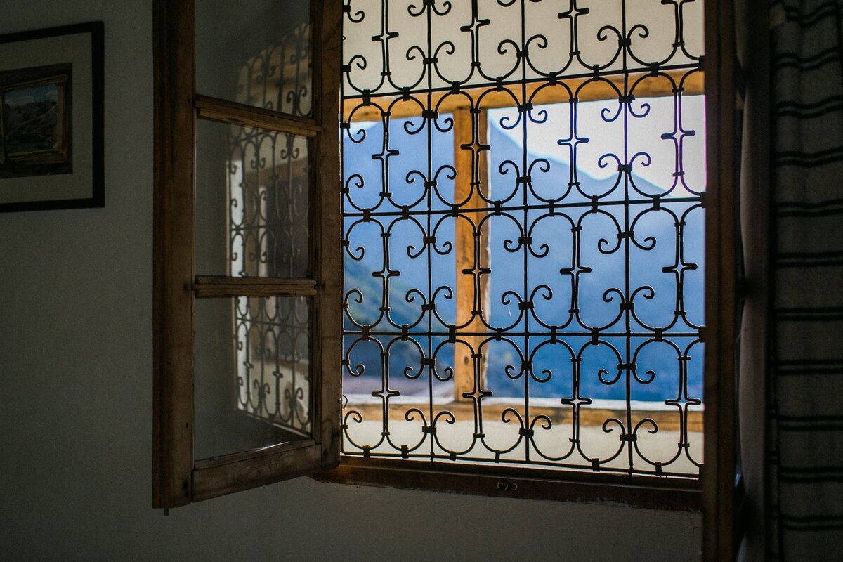 Окно с решеткой внутри. Latticed Windows.