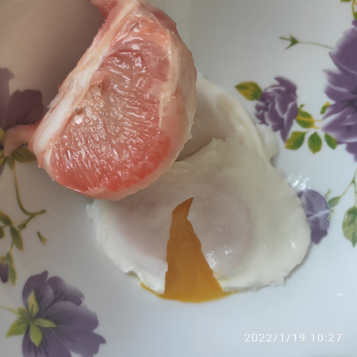 Грейпфрут в этом январе такой вкусный. 1 кг примерно 100₽ в 5ке и Магните, 150₽ в Лавке Овощной. 