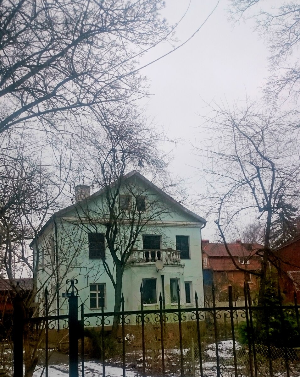 ...а здесь балкончик - заглядение.