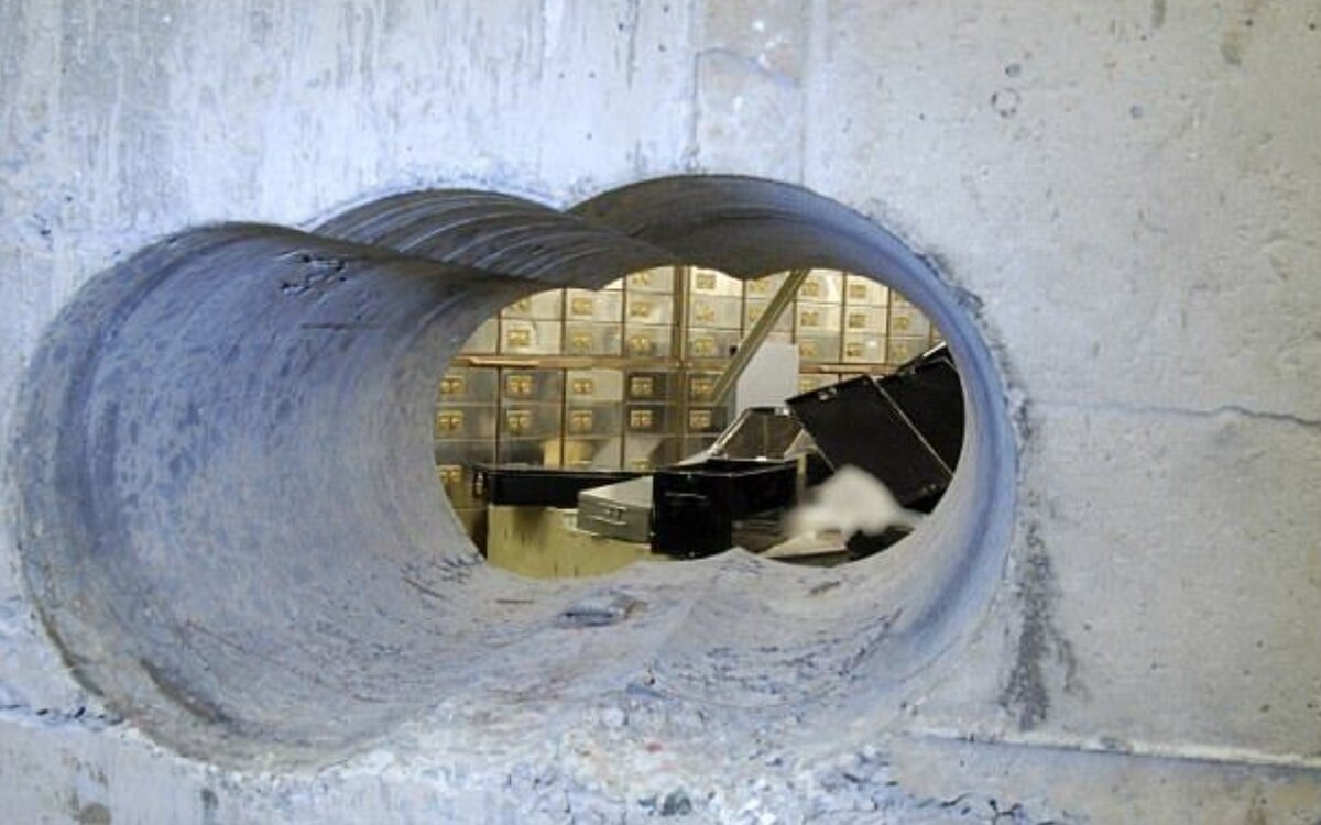 Отверстие,  (размер 25Х45 см) сделанное в бетонной стене. Источник фото https://www.bbc.com/russian/features-52165792