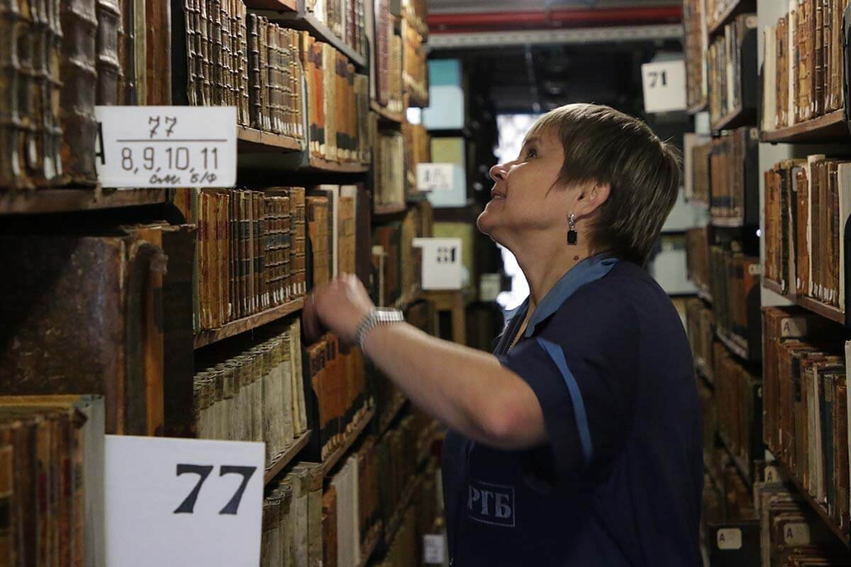 Storage library. Коллекция Румянцева в РГБ. Библиотекарь в хранилище. Хранилище книг РГБ. Главный библиотекарь.