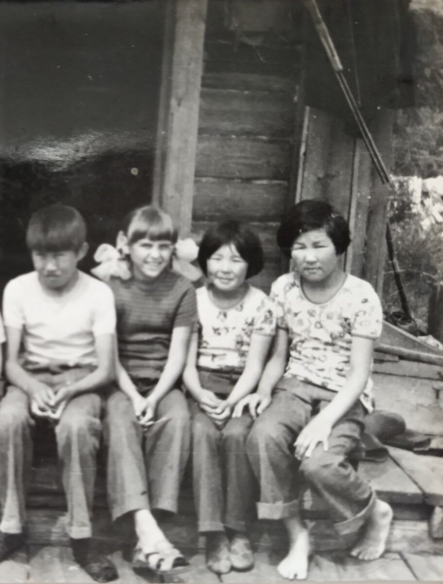 Я с одноклассницей и ее братом и сестрой, Сутам, 1979 г.